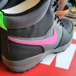 Nike Manoa Leather SE Boots NWT Mens Size 9.5 Black/Iron Grey/White/Fuchsia